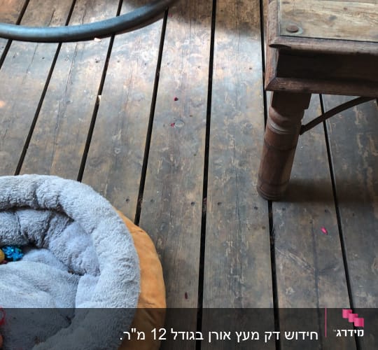 רצפת עץ עם שולחן עץ וכיסא גינה